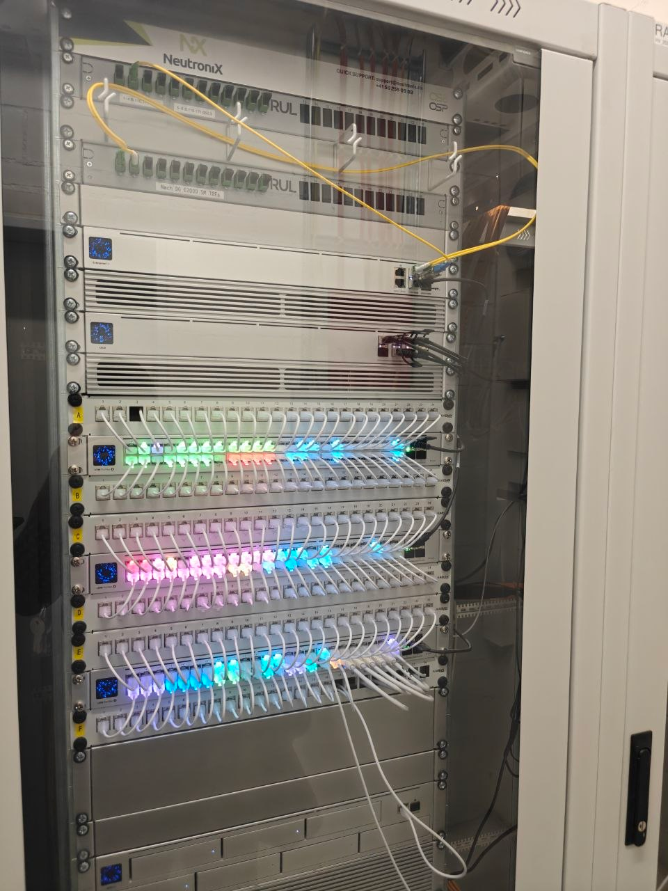 Sauber gepatchte Switches und Netzwerkanschlüsse